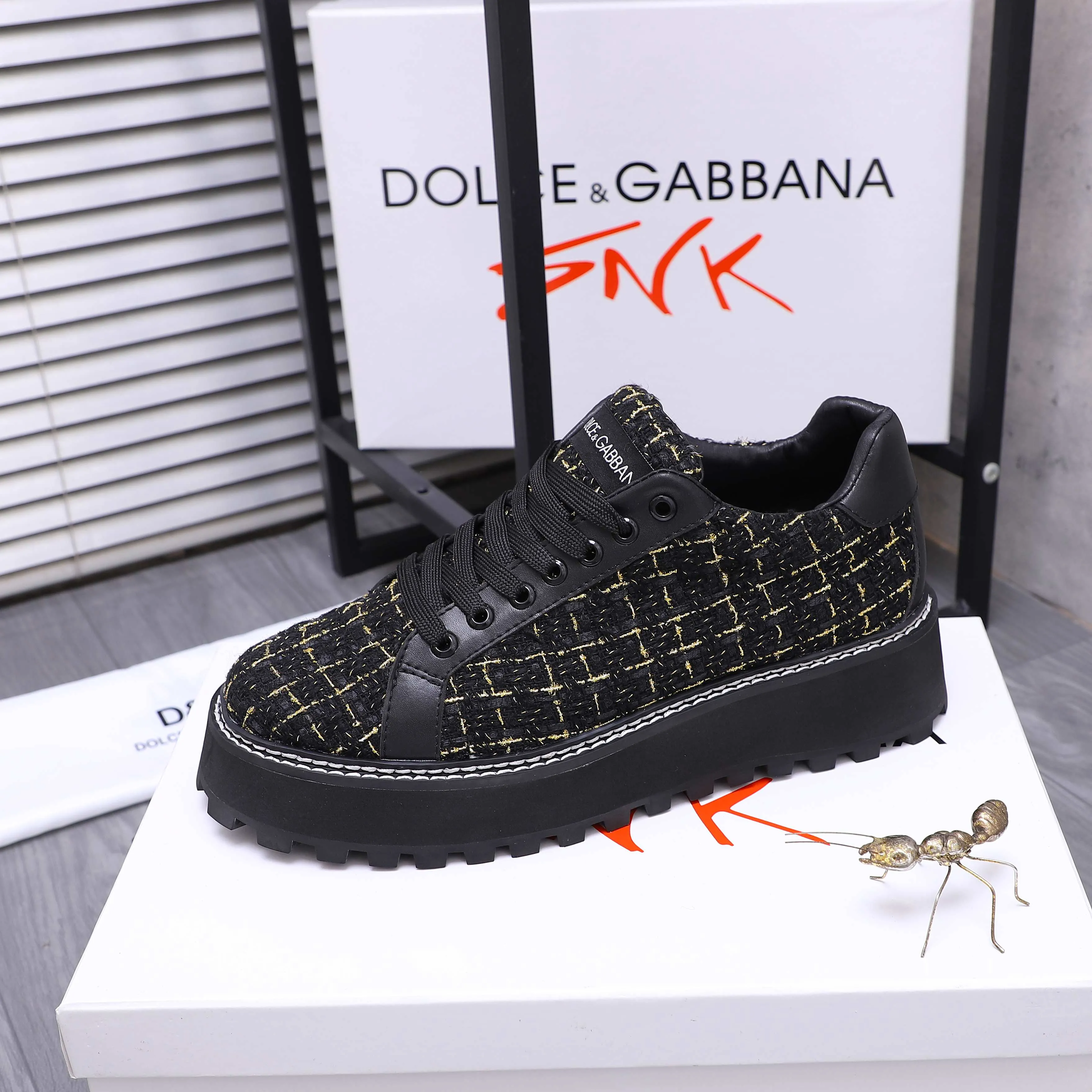 Men's shoes 💰442 Product trademark: DG (Dolce & Gabbana) casual shoes for couples. Regular size: 36-46 (45.46 is custom-made and non-returnable). Product material: Selected terry stitching cowhide upper, leather lining, cowhide insole, non-slip rubber outsole